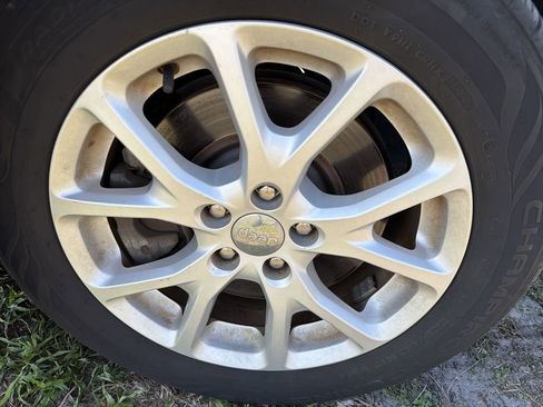 Used 2016 Jeep Cherokee Sport image 9