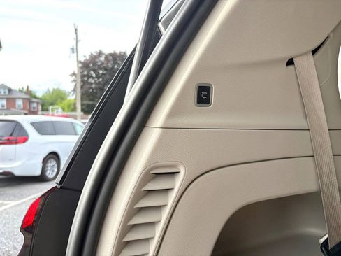Used 2023 Chrysler Pacifica Limited FWD image 19