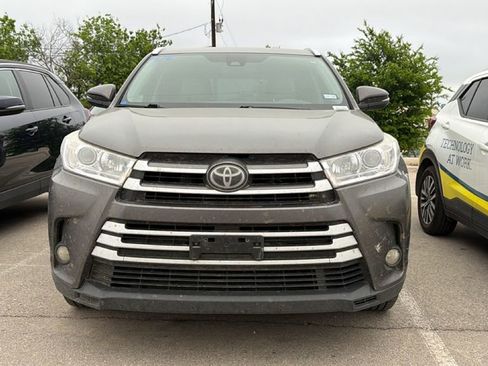 Used 2017 Toyota Highlander XLE image 2