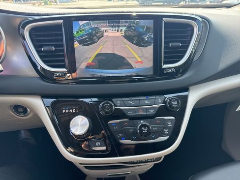 Used 2024 Chrysler Pacifica Touring-L image 21