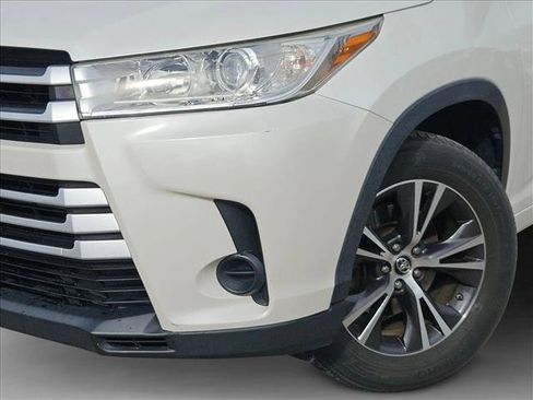 Used 2017 Toyota Highlander LE image 4