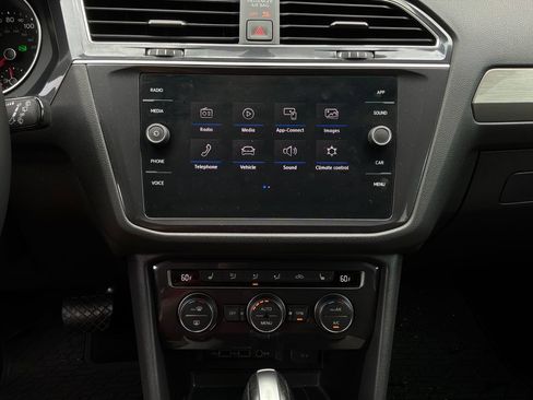 Used 2020 Volkswagen Tiguan SE AWD/4WD image 27