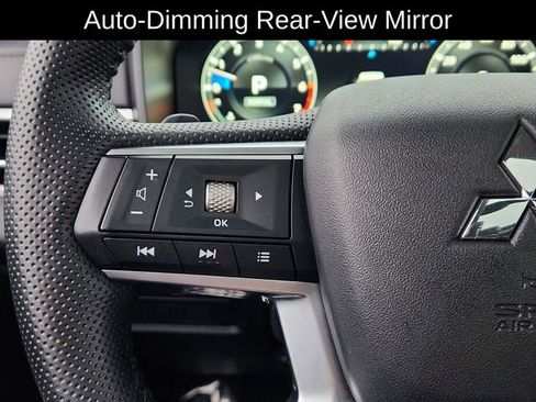 Used 2023 Mitsubishi Outlander SE image 38