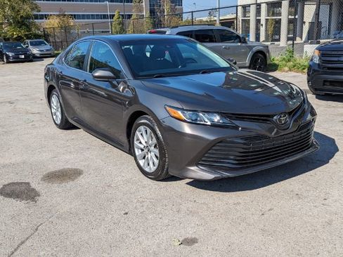 Used 2018 Toyota Camry LE image 5