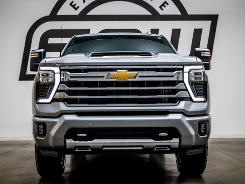 Used 2025 Chevrolet Silverado 3500 High Country w/ Technology Package AWD/4WD image 4