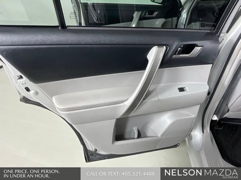 Used 2013 Toyota Highlander SE FWD image 18