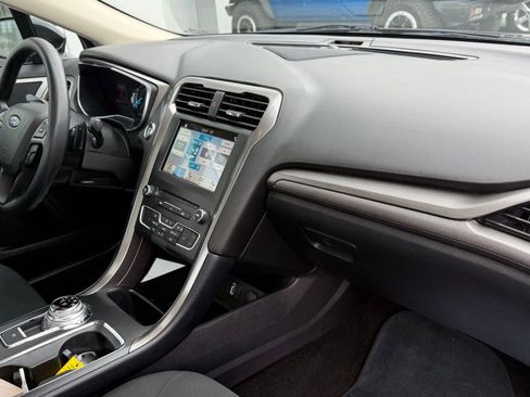Used 2017 Ford Fusion SE w/ Fusion SE Technology Package image 12