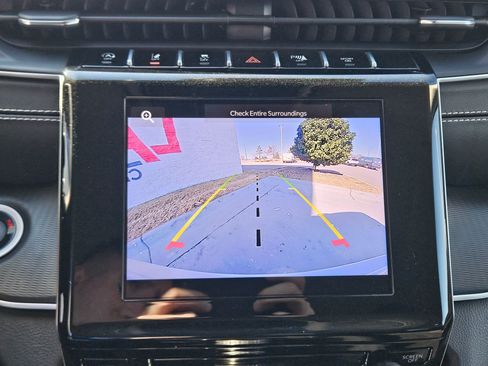 Used 2024 Jeep Grand Cherokee Laredo image 32