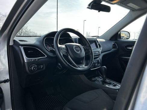 Used 2019 Jeep Cherokee Latitude w/ Cold Weather Group image 27