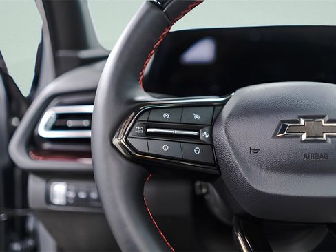 Used 2025 Chevrolet Traverse RS image 11