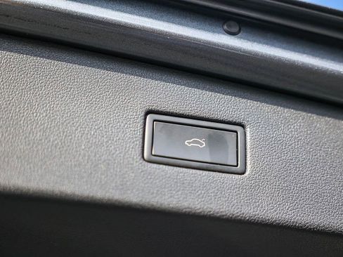 Used 2022 Volkswagen Tiguan SE image 34