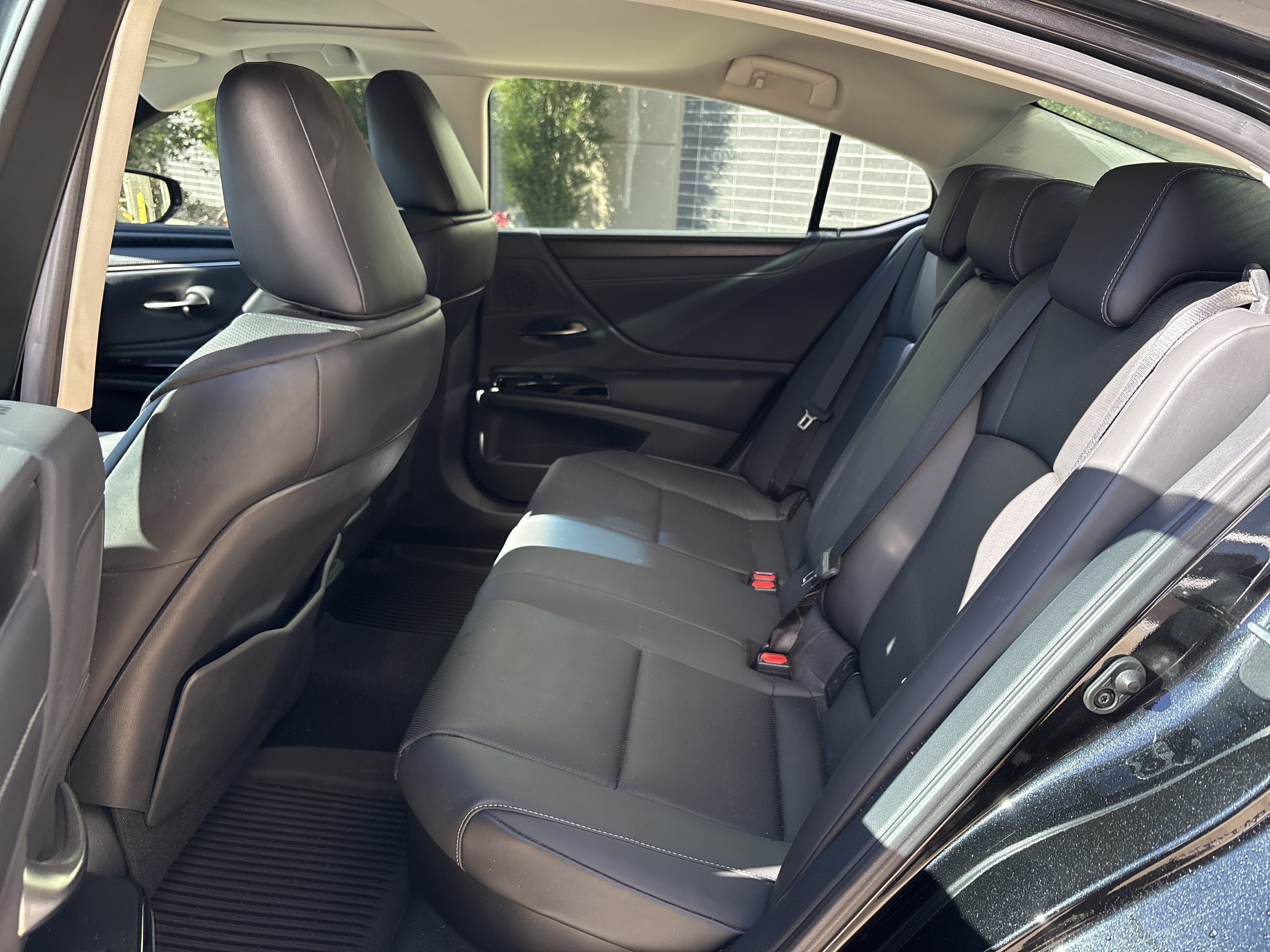 Used 2025 Lexus ES 300h w/ Premium Package FWD image 18