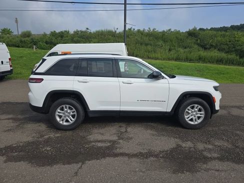 Used 2023 Jeep Grand Cherokee Laredo AWD/4WD image 5