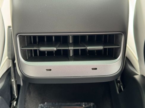 Used 2022 Tesla Model Y Long Range AWD/4WD image 32