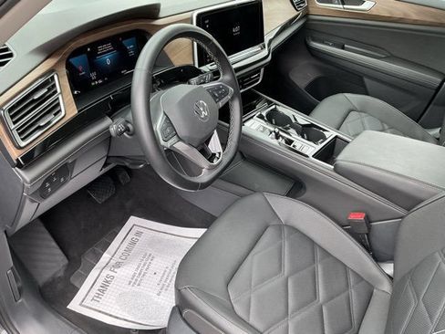 Used 2025 Volkswagen Atlas SE AWD/4WD image 16