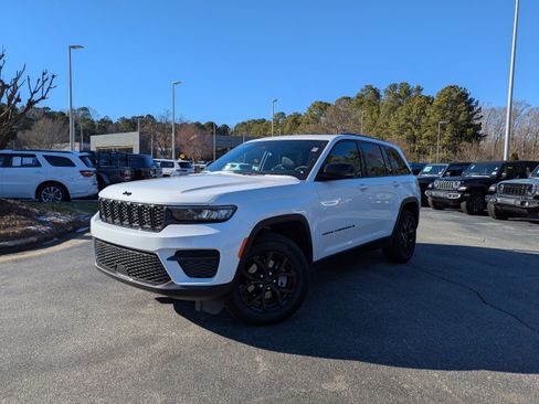 Used 2025 Jeep Grand Cherokee Altitude image 1