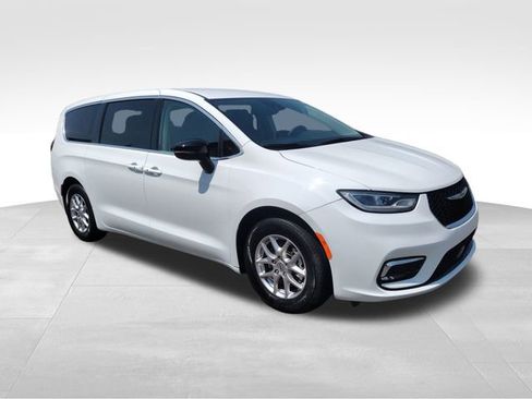 Used 2024 Chrysler Pacifica Touring-L image 8