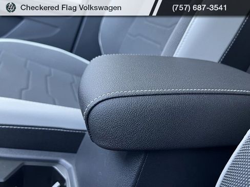 New 2025 Volkswagen Taos SE image 43