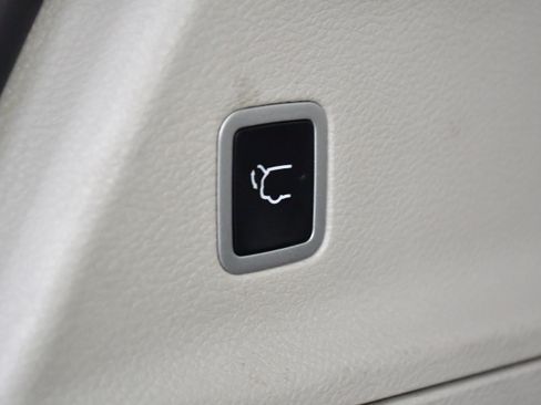 Used 2023 Chrysler Pacifica Touring-L FWD image 9