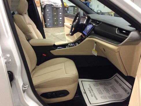 New 2025 Jeep Grand Cherokee Limited w/ Trailer Tow Package image 38