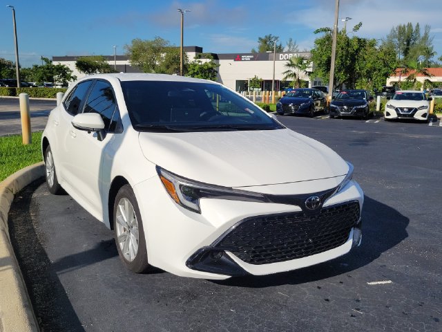 Used 2025 Toyota Corolla SE FWD image 3