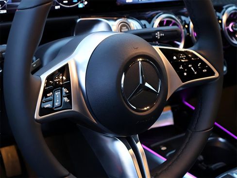 New 2025 Mercedes-Benz GLB 250 4MATIC image 20