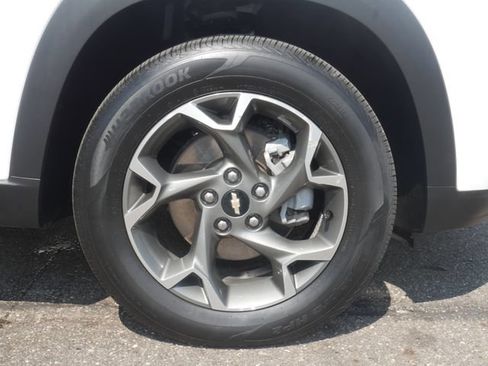 Used 2025 Chevrolet Trax LT FWD image 9