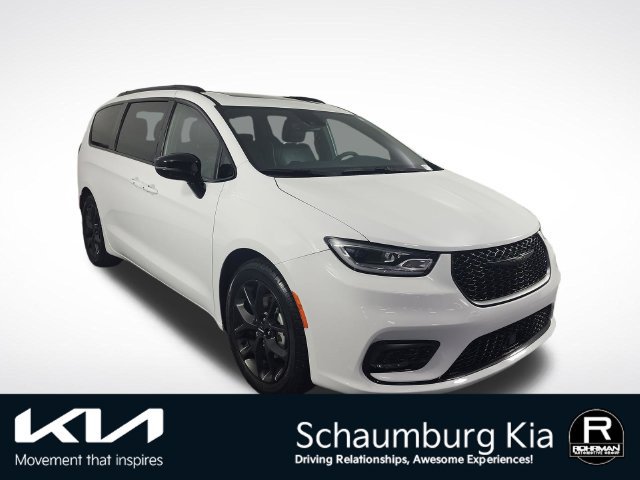 Used 2025 Chrysler Pacifica Limited FWD image 3