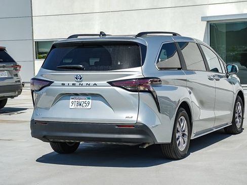 Used 2025 Toyota Sienna XLE w/ XLE Plus Package image 7