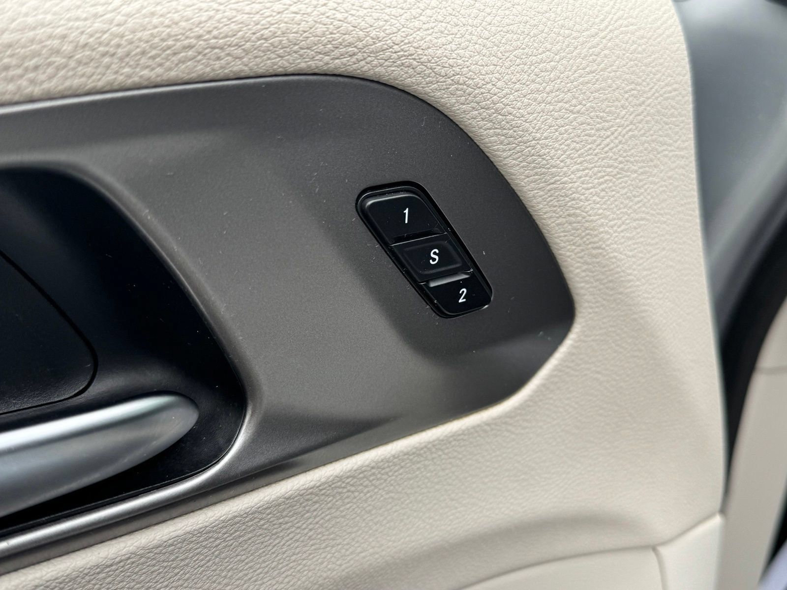 Used 2023 Chrysler Pacifica Touring-L FWD image 13