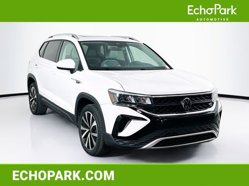 Used 2024 Volkswagen Taos SE w/ Panoramic Sunroof Package FWD image 1