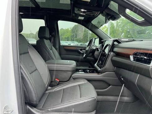 Used 2025 GMC Yukon Denali w/ Sun & Power Step Package AWD/4WD image 11
