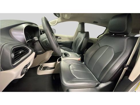 Used 2024 Chrysler Pacifica Touring-L FWD image 12