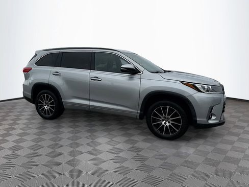 Used 2018 Toyota Highlander SE image 3