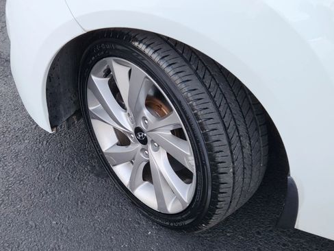 Used 2016 Hyundai Veloster image 6