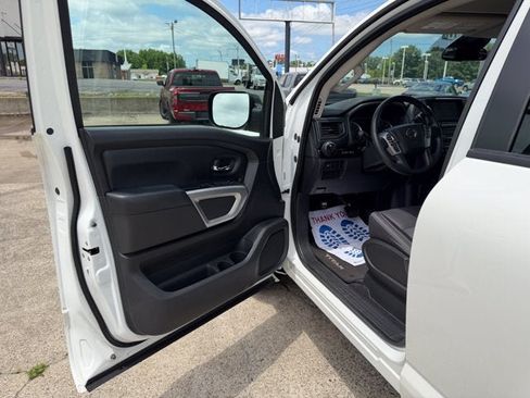 Used 2022 Nissan Titan SV RWD image 12
