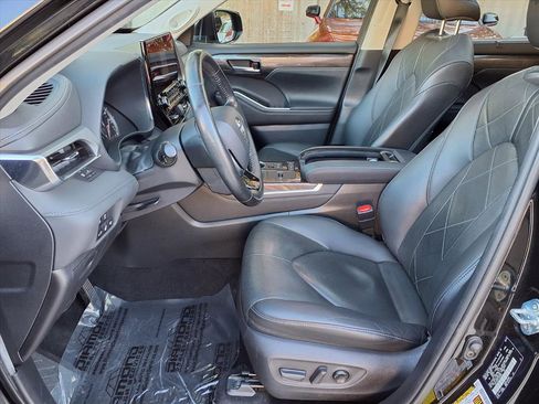 Used 2020 Toyota Highlander Platinum image 19