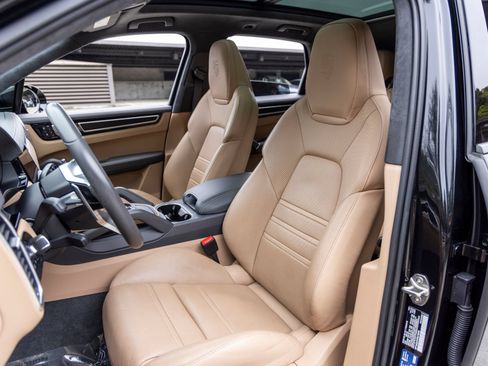 Certified 2023 Porsche Cayenne GTS AWD/4WD image 5