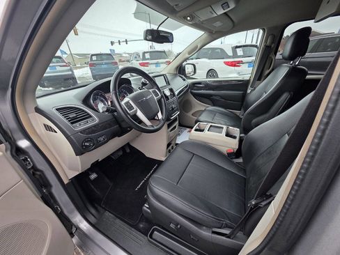 Used 2016 Chrysler Town & Country Touring image 11