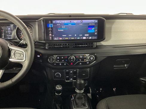 Used 2024 Jeep Wrangler Unlimited Sahara AWD/4WD image 17