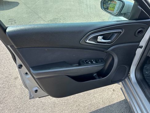 Used 2016 Chrysler 200 Limited image 9