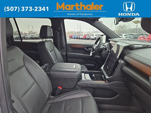 Used 2025 GMC Yukon XL Denali image 19