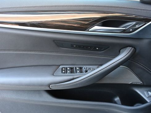 Certified 2022 BMW M550i xDrive w/ Executive Package image 18