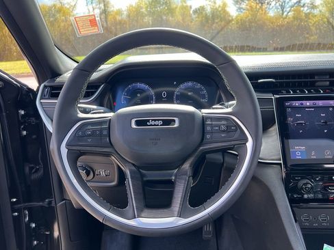 Used 2024 Jeep Grand Cherokee Limited w/ Luxury Tech Group II image 32