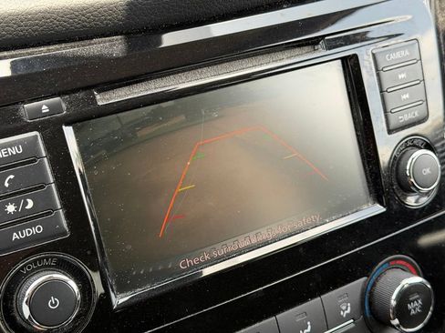 Used 2019 Nissan Rogue S w/ Special Edition Package FWD image 12