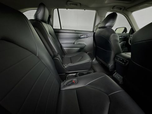 Used 2023 Toyota Highlander XLE image 26