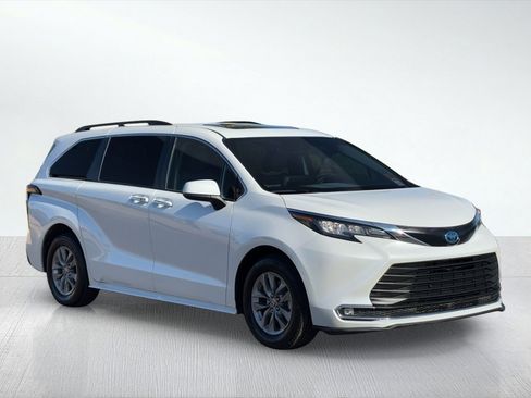 Certified 2023 Toyota Sienna XLE image 8