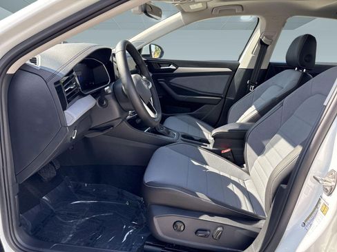 Used 2025 Volkswagen Jetta SE image 4