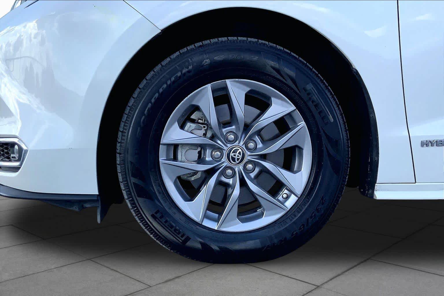 Used 2021 Toyota Sienna XLE w/ XLE Plus Package FWD image 11