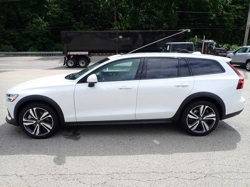 Used 2024 Volvo V60 B5 Cross Country Plus w/ Protection Package Premier AWD/4WD image 9